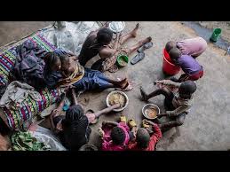 Le responsable humanitaire de l’ONU rend visite à des familles déplacées par les rebelles du M23 dans le Nord-Kivu